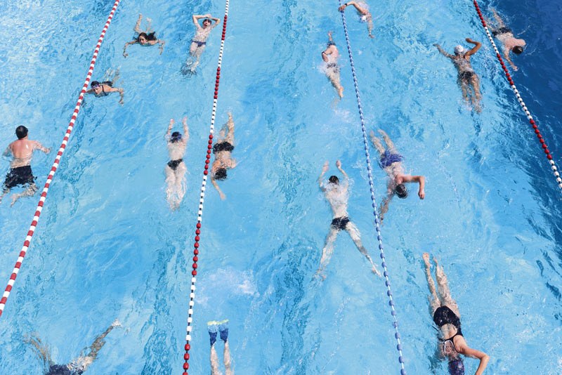 Des personnes nagent dans la piscine.