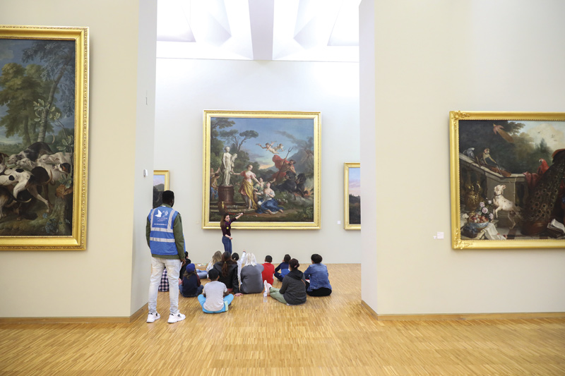 Un groupe de bénéficaires et de bénévoles du Secours populaire suit une visite au Musée de Grenoble.