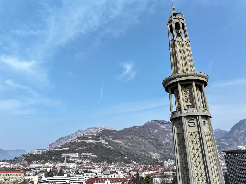 Vue de la Bastille avec en premier plan la tour Perret