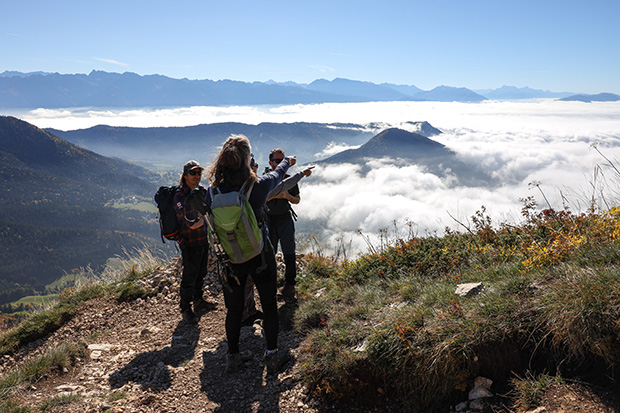 Un groupe de 4 personnes regardent le paysage sous le sommet de la Pinéa en Chartreuse