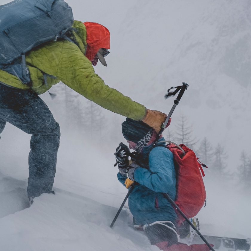 Parent enfant dans la neige