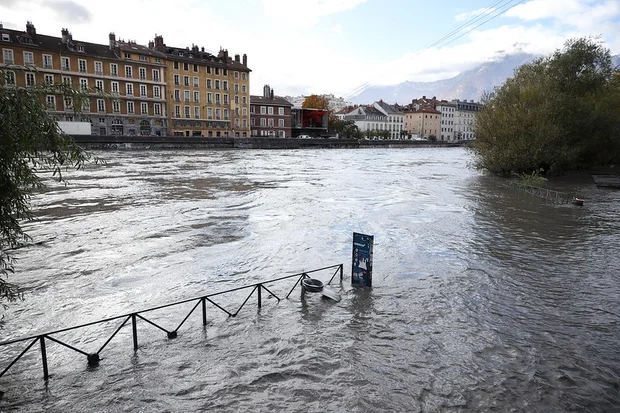 Scène d'inondation sur les quais de la rive droite de l'Isère à Grenoble.