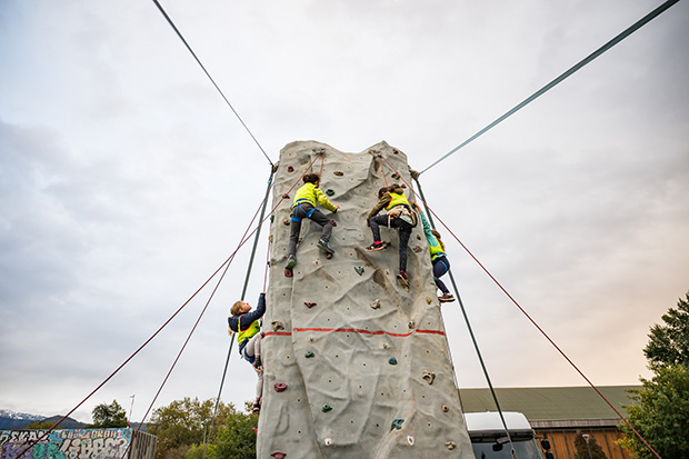 Enfants sur un mur d'escalade. Crédit photo : Bruno Lavit