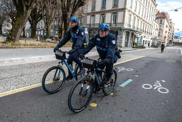 Deux policiers de la brigade Bike Police circulent sur le boulevard Gambetta.