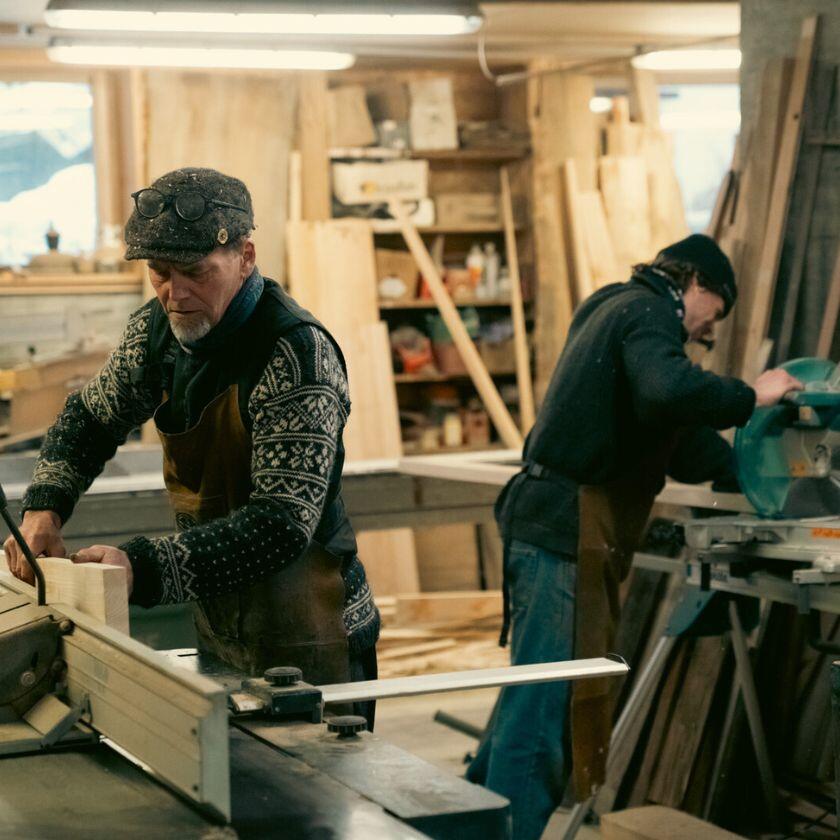 Deux personnes dans un atelier