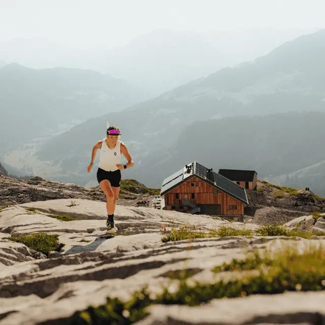 Femme qui court en montagne