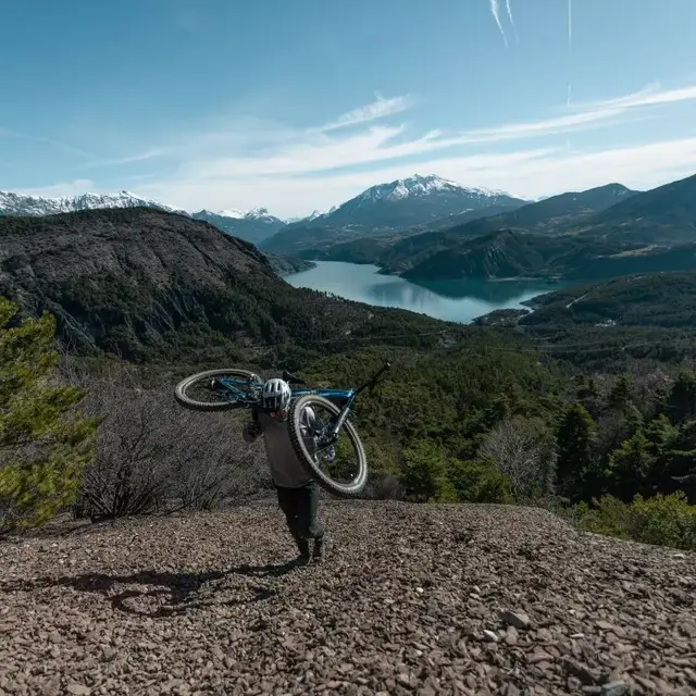 Un cycliste portant son vélo