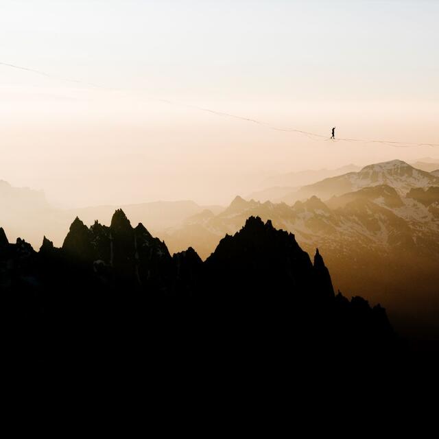 Highline au-dessus des aiguilles
