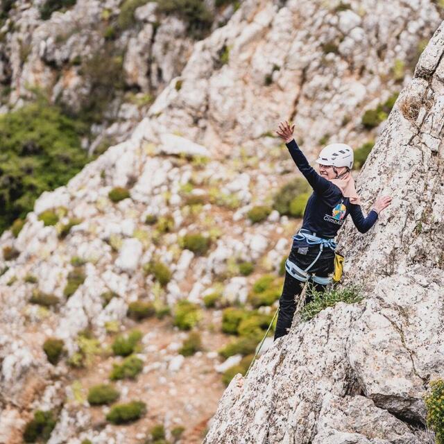 Escaladeuse sur la roche