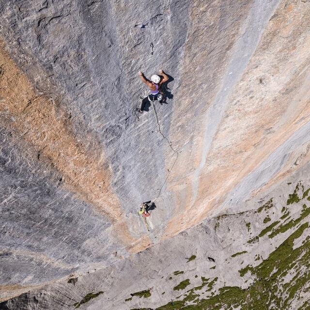 Escaladeuse sur la roche