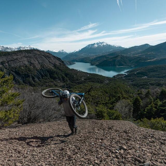 Un cycliste portant son vélo