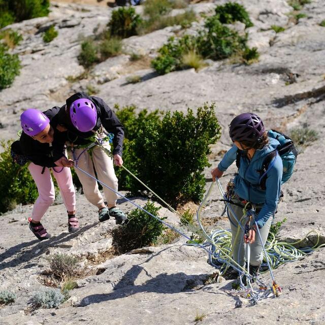 Escaladeuse sur la roche