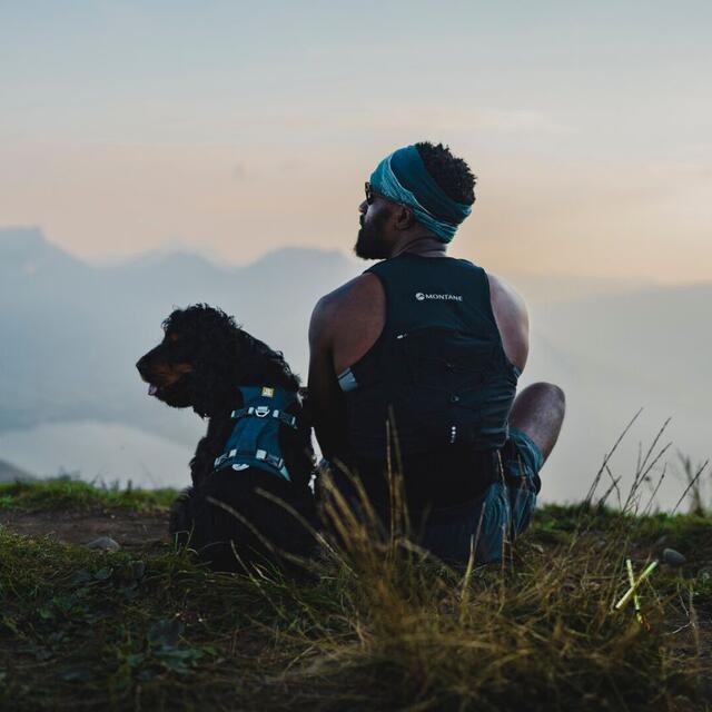 Un homme avec son chien