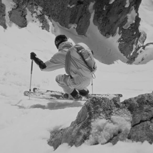 Skieur en pente raide