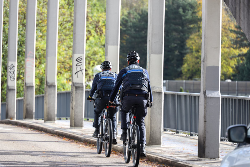 Deux policiers municipaux circulent à vélo.