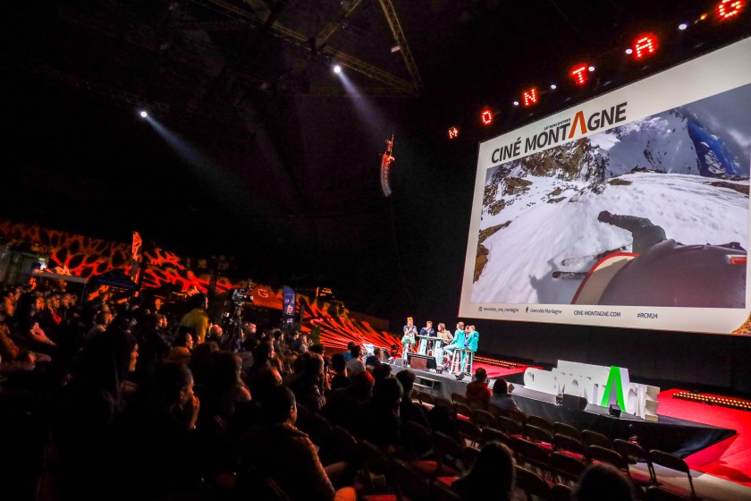 Vue du public des rencontres ciné montagne 2024 au Palais des Sports de Grenoble