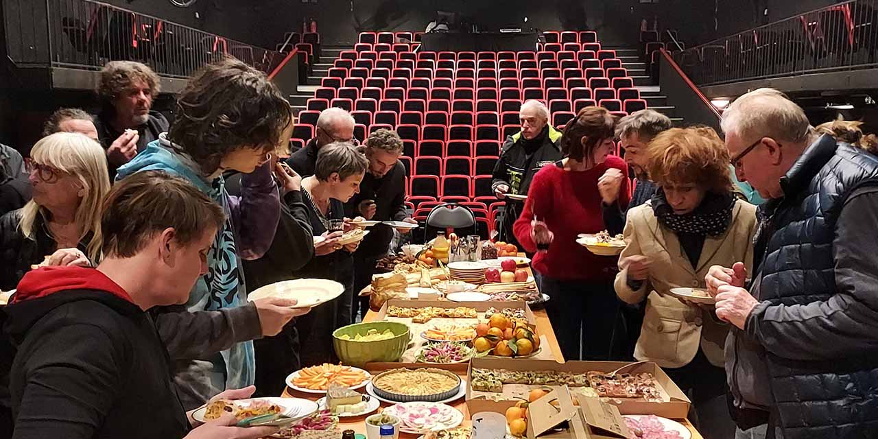 Un groupe de personnes se retrouve autour d'un buffet 