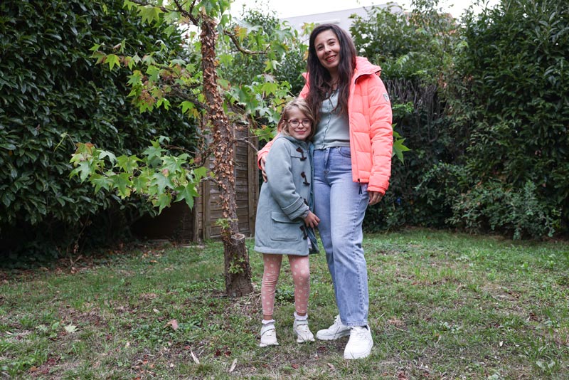 Margaux et Marine Palermo posent dans leur jardin.