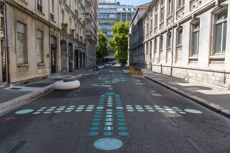 Le croisement des rues Dode, Jay, et Billerey devant le Groupe scolaire Jean-Jaurès.