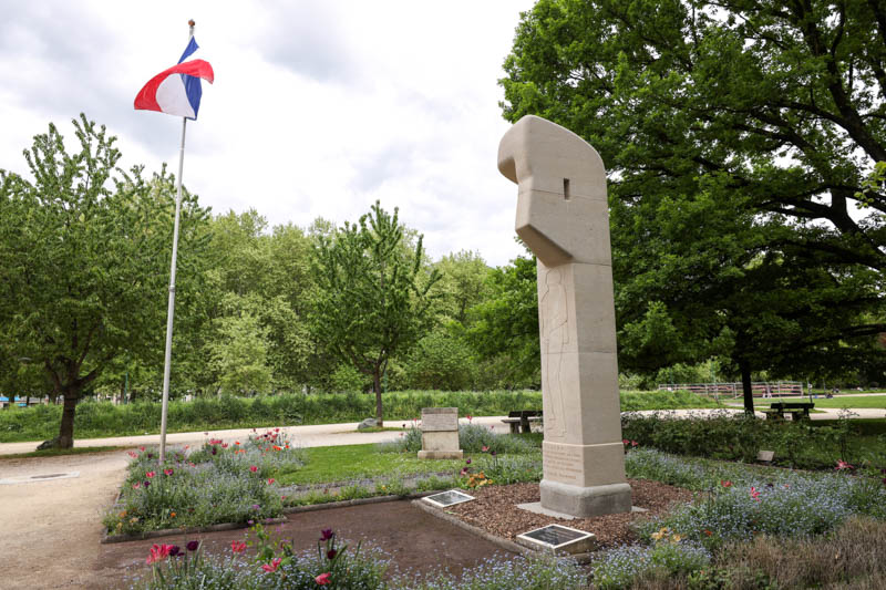 Le monument se situe au parc Paul Mistral. Il es entouré par un parterre de fleurs et un drapeau français.
