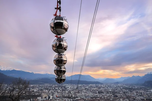 Ciel rose de Grenoble avec les bulles du téléphérique.
